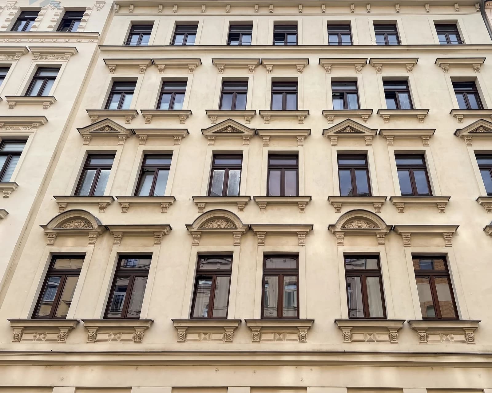 Sanierte Altbaufassade mit Eigentumswohnungen in Leipzig – aus der Vermarktung der Immo Hub GmbH
